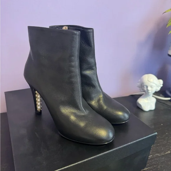 Chanel black leather faux pearls ankle boots - Picture 10 of 14